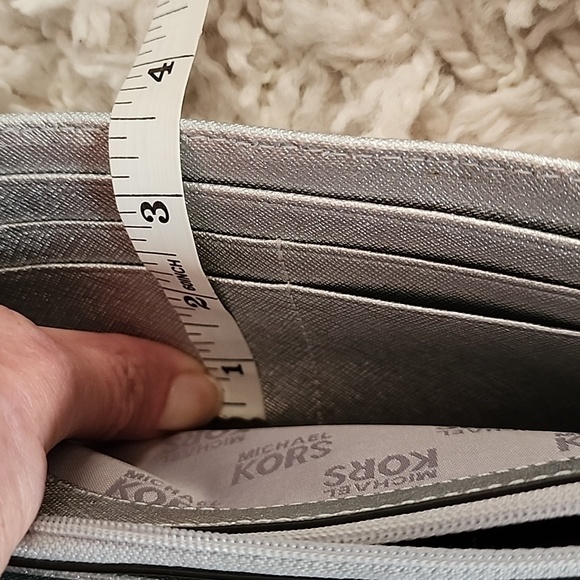 Michael Kors wallet with shoulder strap - Picture 10 of 11